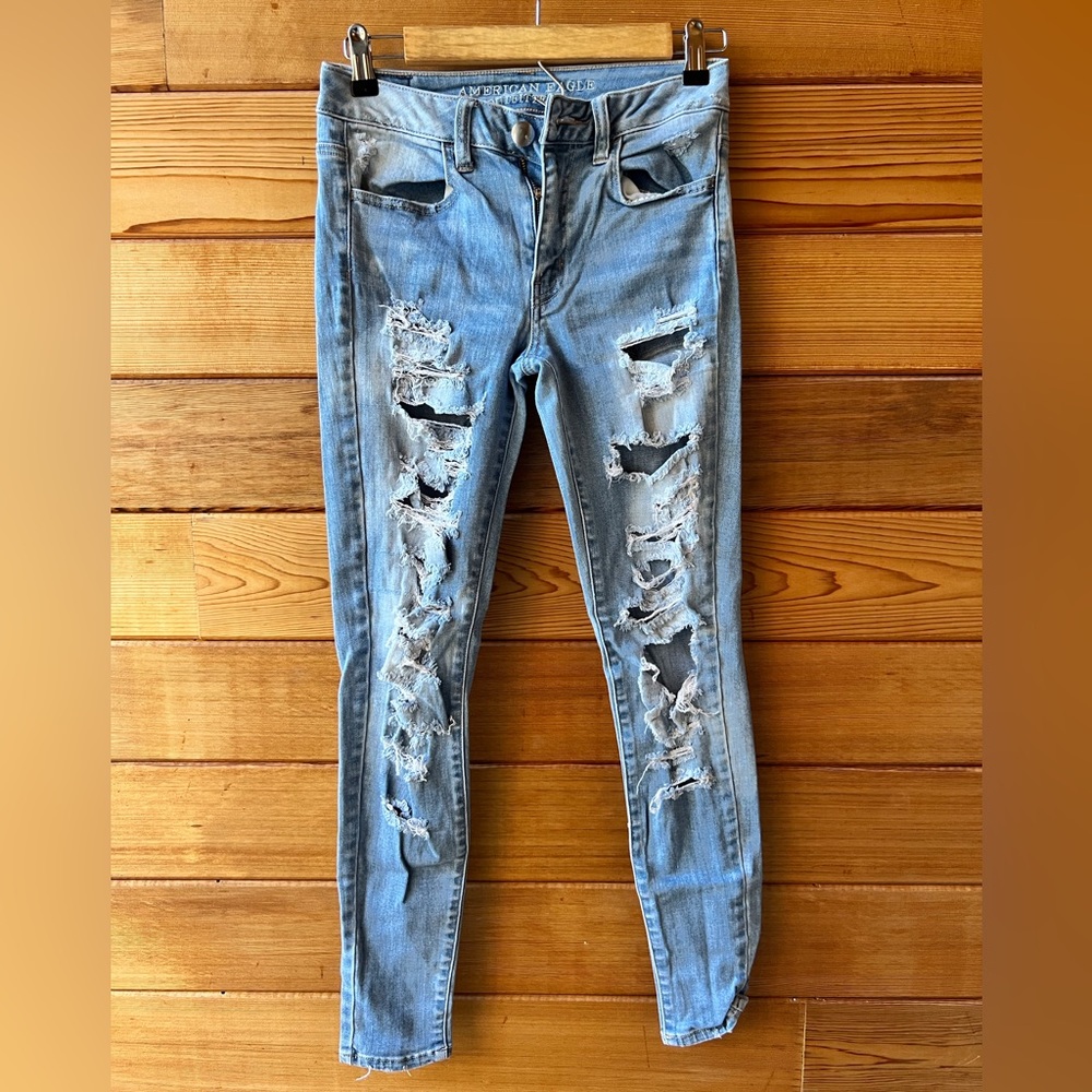 American Eagle Size 2 Ripped High Rise Jegging